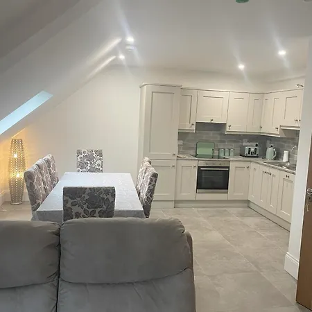 Drumkeen - - Sleeps 6 - Parking Apartment